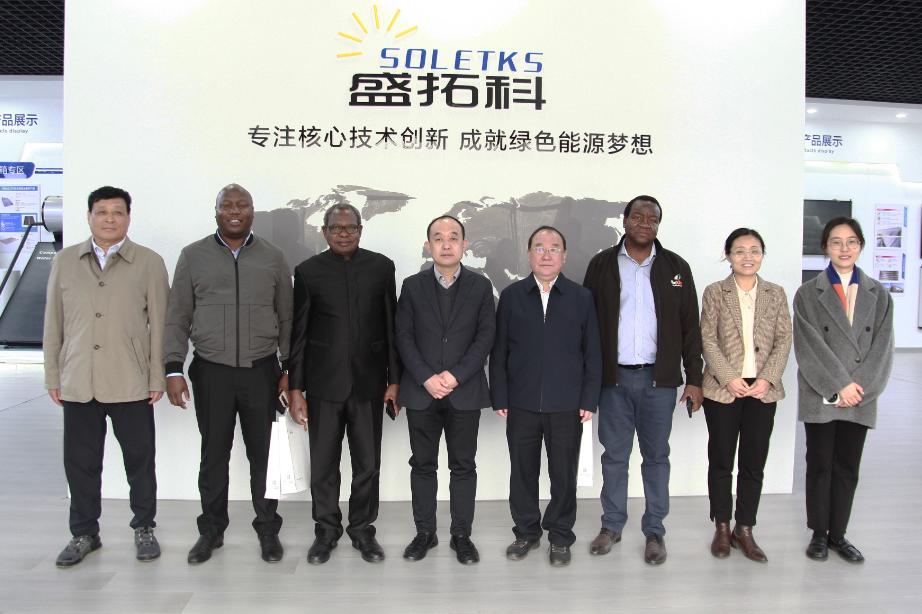 Embaixador do Zimbabué, Martin Chedondo, e a sua delegação visitam o Grupo SOLETKS