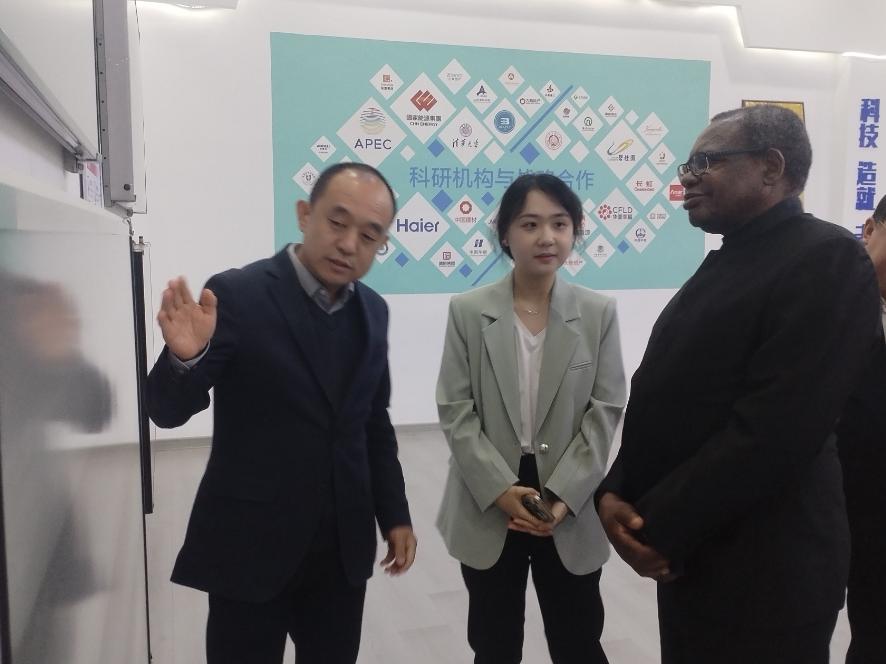 Embaixador do Zimbabué, Martin Chedondo, e a sua delegação visitam o Grupo SOLETKS