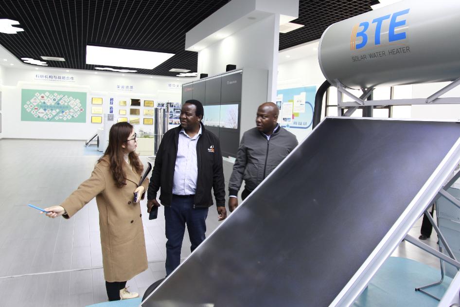 Embaixador do Zimbabué, Martin Chedondo, e a sua delegação visitam o Grupo SOLETKS